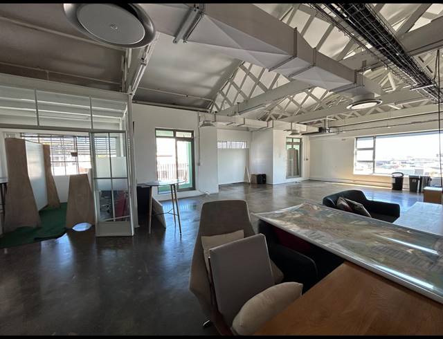 164M² BUILDING TO LET IN WOODSTOCK